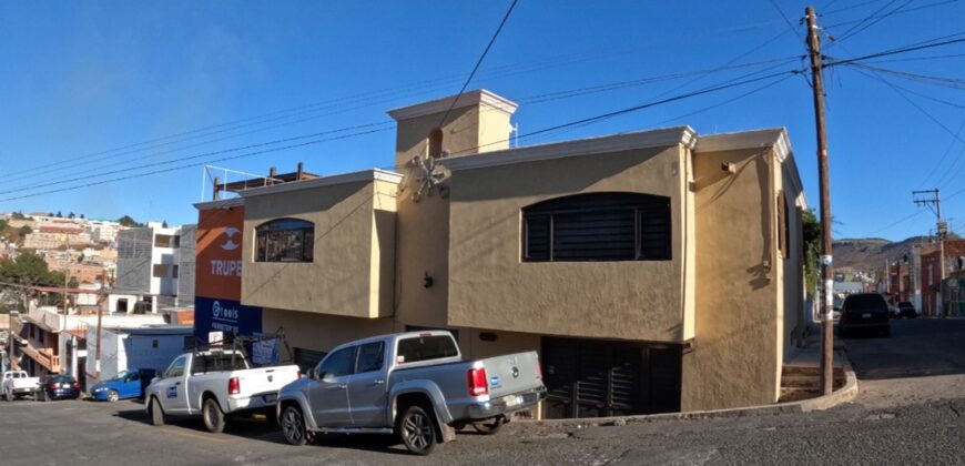 Casa con Locales Comerciales en Venta en Zacatecas, en Col. Lomas de la Pimienta